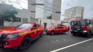 Mulher morre após incêndio atingir casa em Ibirité, na Grande BH - Foto: Divulgação/Corpo de Bombeiros