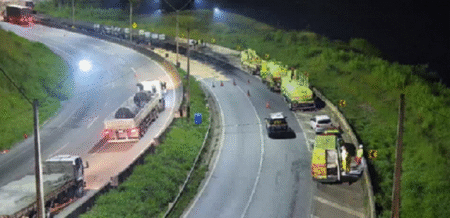 Derramamento de produto químico interdita trecho da Fernão Dias há mais de 60 horas em MG - Foto: Divulgação/PRF