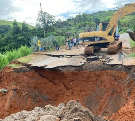 MG-285 é interditada após cratera se abrir em Astolfo Dutra; veja rotas alternativas - Foto: Divulgação/PMRv