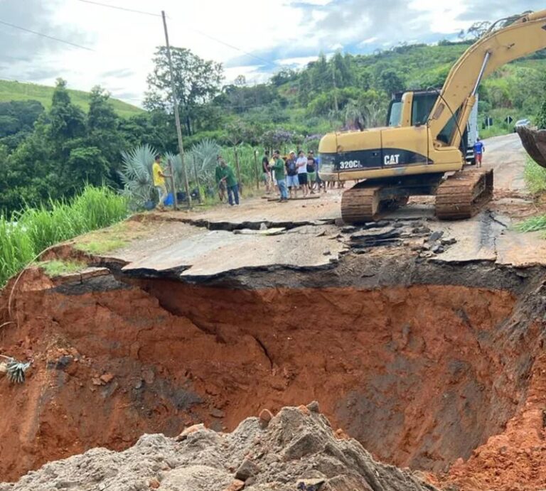 MG-285 é interditada após cratera se abrir em Astolfo Dutra; veja rotas alternativas - Foto: Divulgação/PMRv