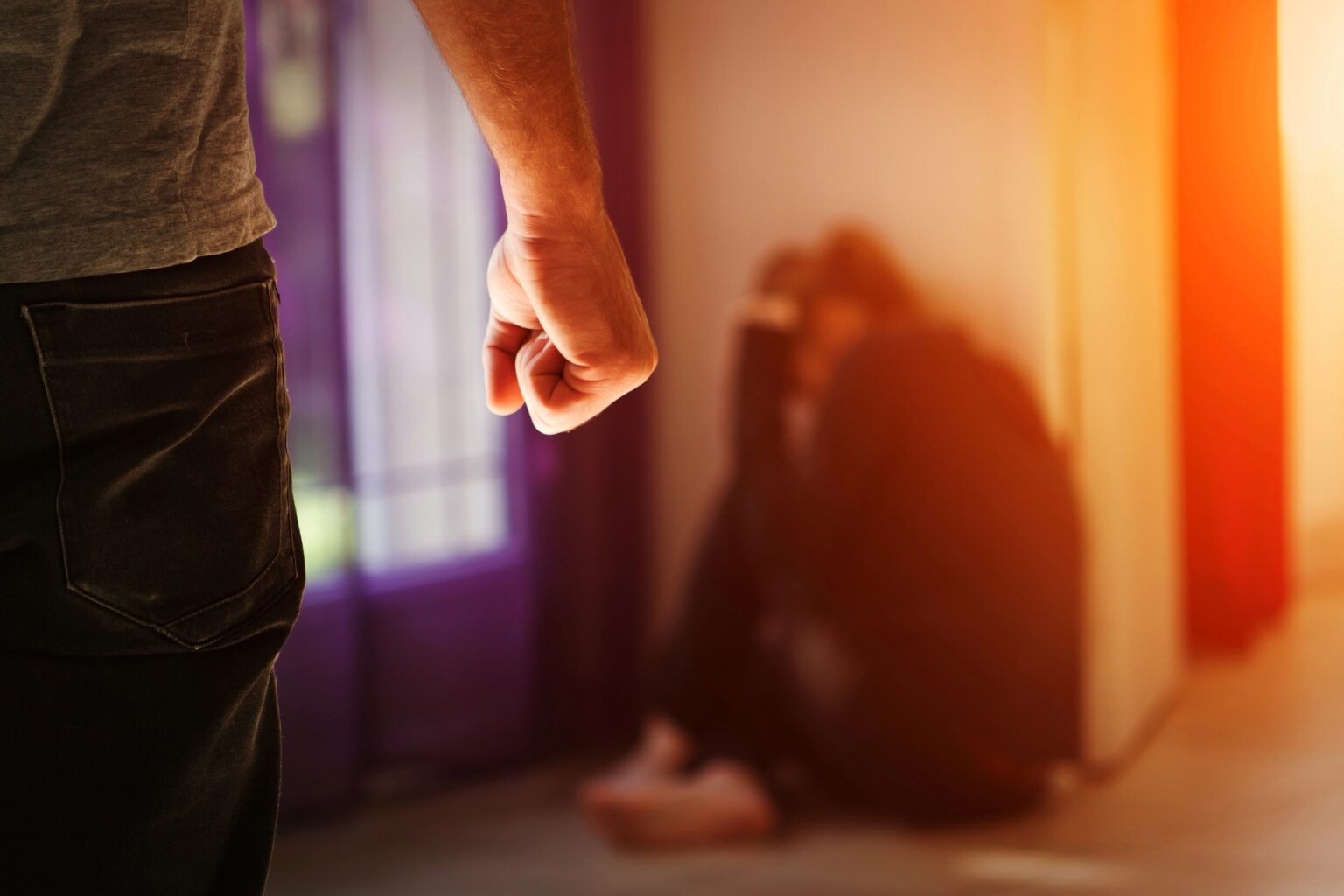 Mulher é atacada pelo ex-marido dentro de casa na Grande BH https://depositphotos.com/photo/domestic-violence-at-home-99909968.html