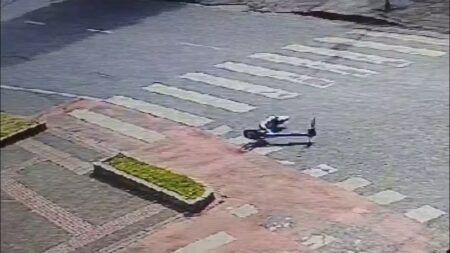 Motociclista quebra o braço após atropelar homem em patinete no Centro de BH Patinete avança sinal vermelho e bate em moto no Centro de BH - Foto: Reprodução