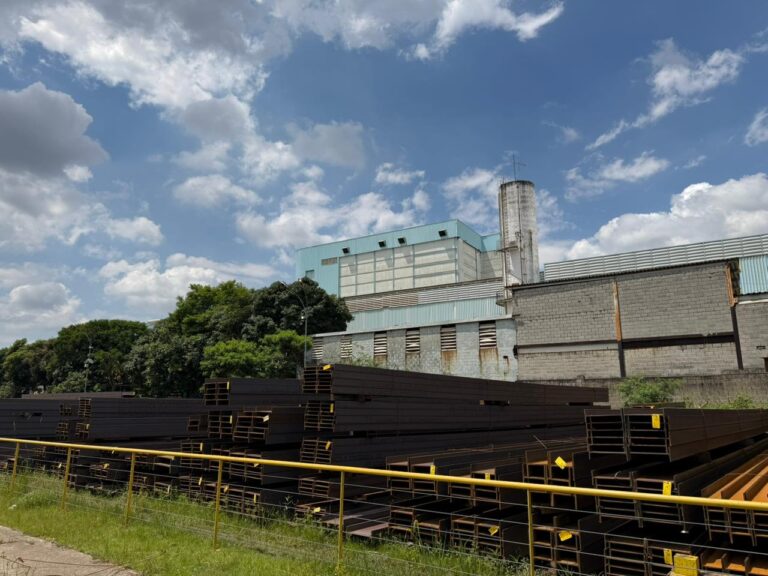 Trabalhador morre após ser atingido por vigas metálicas em empresa de Contagem Trabalhador morre após ser atingido por vigas metálicas em empresa de Contagem - Foto: Divulgação/Corpo de Bombeiros