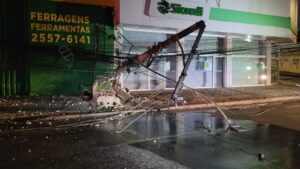 Motorista embriagado perde controle, bate em poste e capota carro em Contagem - Foto: Divulgação/Corpo de Bombeiros