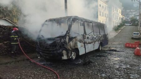 Ônibus pega fogo e é destruído ao lado de igreja histórica em Ouro Preto - Foto: Divulgação/Corpo de Bombeiros