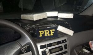 Mulher é presa com 4 kg de cocaína escondida em carro na BR-040, em MG - Foto: Divulgação/PRF