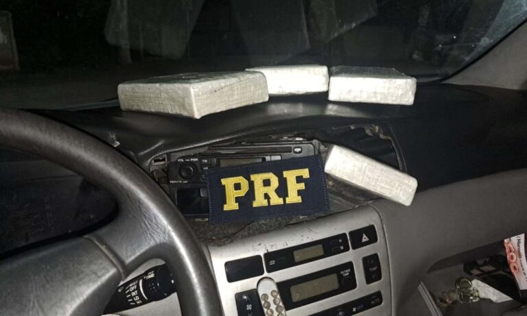 Mulher é presa com 4 kg de cocaína escondida em carro na BR-040, em MG Mulher é presa com 4 kg de cocaína escondida em carro na BR-040, em MG - Foto: Divulgação/PRF