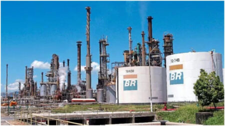 Lula visita Betim e anuncia investimento de R$ 9 bilhões na Petrobras em MG Lula vai a MG e anuncia R$ 9 bilhões em investimentos da Petrobras - Foto: Geraldo Falcão/Petrobras