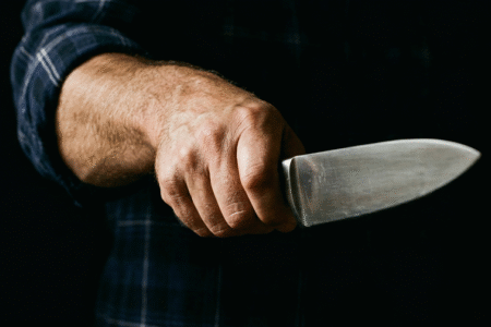 Homem que esfaqueou vizinho após discussão religiosa em BH vai para prisão domiciliar - Foto: Google Gemini / Imagem Ilustrativa