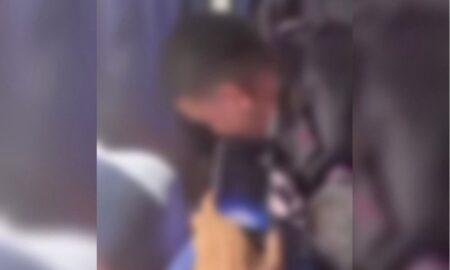 Estudante do Colégio Tiradentes agride colega dentro de van escolar em Vespasiano Adolescente agride colega dentro de van escolar em Vespasiano - Foto: Reprodução