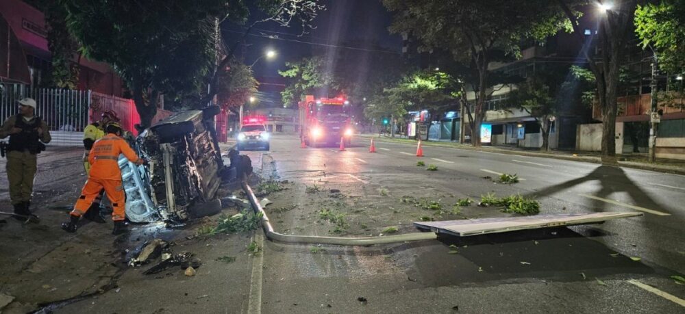 Motorista abandona carro após capotamento na Avenida Álvares Cabral, em BH - Foto: Divulgação/CBMMG
