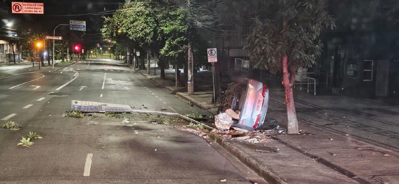 Motorista abandona carro após capotamento na Avenida Álvares Cabral, em BH - Foto: Divulgação/CBMMG