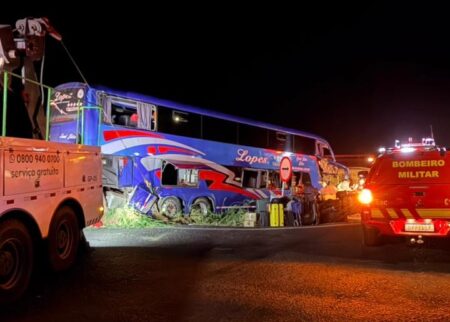 Ônibus com 59 passageiros bate, mata dois e deixa 33 feridos na BR-050, em Uberaba - Foto: Divulgação/CBMMG