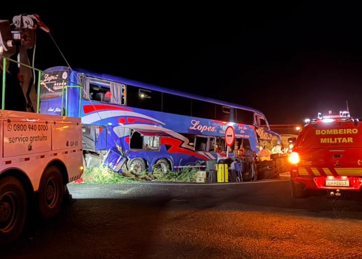 Ônibus com 59 passageiros bate, mata dois e deixa 33 feridos na BR-050, em Uberaba - Foto: Divulgação/CBMMG