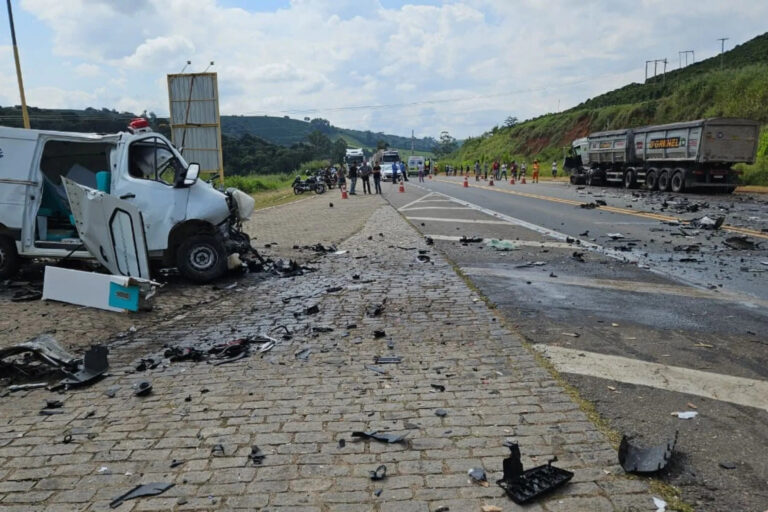 Acidente entre ambulância e carreta deixa dois mortos na BR-116, em MG - Foto: Divulgação/PRF