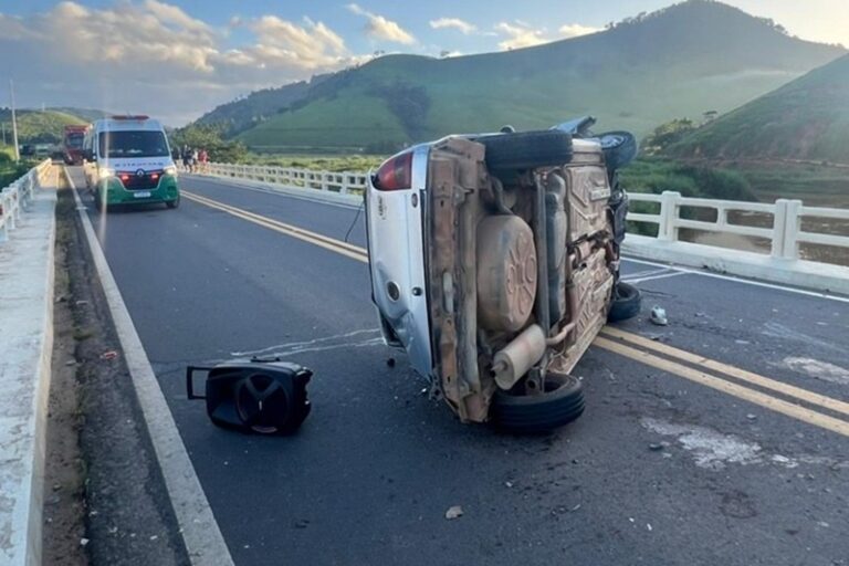 Duas pessoas morrem após carro capotar na BR-116, em Muriaé - Foto: Divulgação/Rádio Muriaé