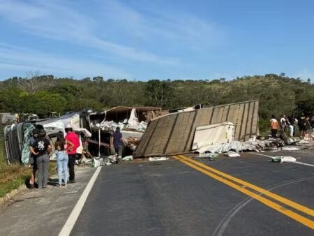 Acidente deixa mortos e feridos na BR-251, em Grão Mogol - Foto: Divulgação/CBMMG