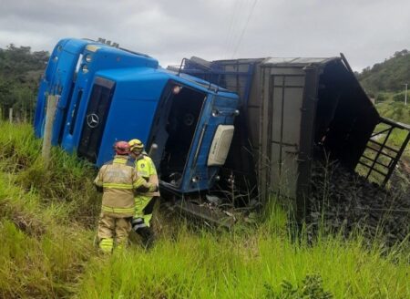 Motorista morre após caminhão com carvão tombar em rodovia de MG - Foto: Divulgação/CBMMG