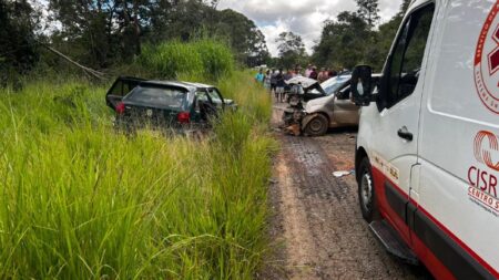 Duas pessoas morrem após acidente entre carros na LMG-844, em Queluzito - Foto: Divulgação/CBMMG