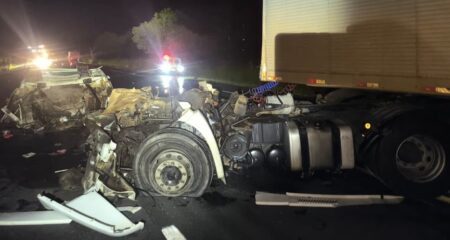 Motorista morre após acidente entre caminhões em rodovia de MG - Foto: Divulgação/PMRv