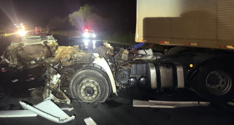 Motorista morre após acidente entre caminhões em rodovia de MG - Foto: Divulgação/PMRv