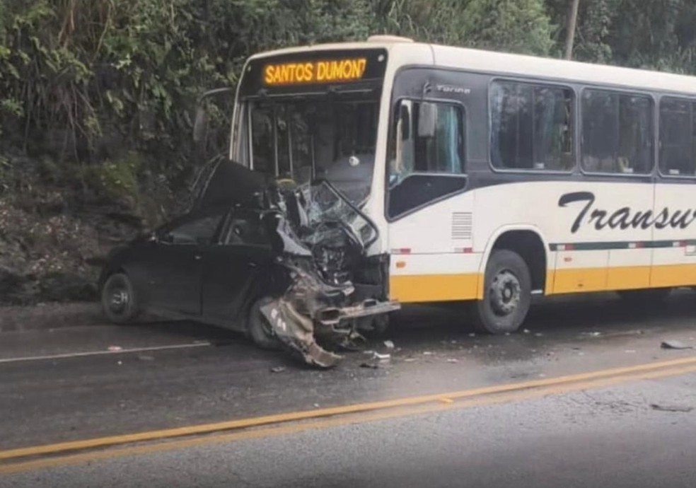 Motorista morre após acidente entre carro e ônibus na BR-040, em MG Motorista morre após acidente entre carro e ônibus na BR-040, em MG - Foto: Reprodução/Redes Sociais