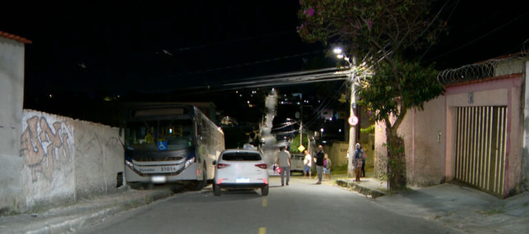 Ônibus desgovernado atinge carros e bate em muro no bairro São Marcos, em BH - Foto: Reprodução