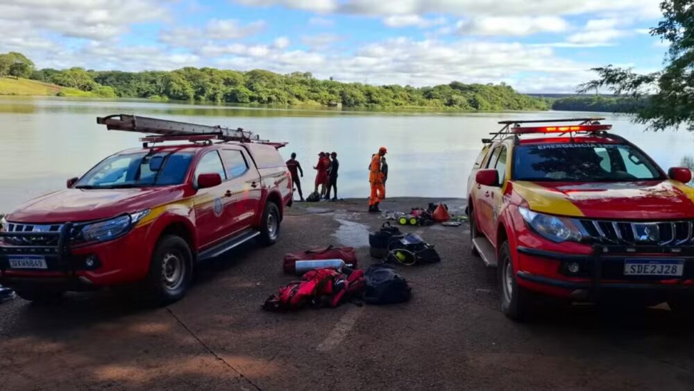 Pai e filha morrem afogados após carro cair no Rio Paranaíba, em MG - Foto: Divulgação/Corpo de Bombeiros