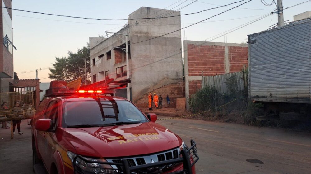 Pedreiro morre soterrado durante obra de contenção em Santana do Paraíso - Foto: Divulgação/Corpo de Bombeiros