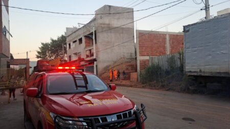 Pedreiro morre soterrado durante obra de contenção em Santana do Paraíso - Foto: Divulgação/Corpo de Bombeiros