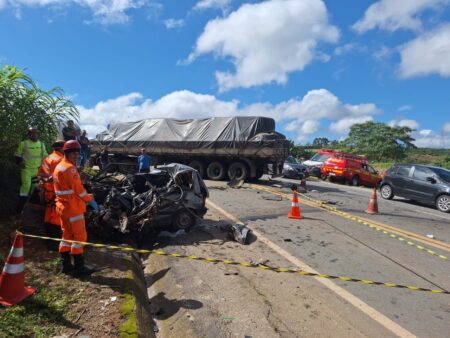 Mulher morre após acidente entre carro e carreta na BR-491, em Muzambinho - Foto: Divulgação/CBMMG
