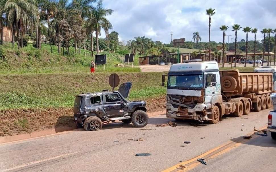 Acidente frontal entre carro e carreta mata motorista na BR-040, em Congonhas - Foto: Reprodução/Redes Sociais