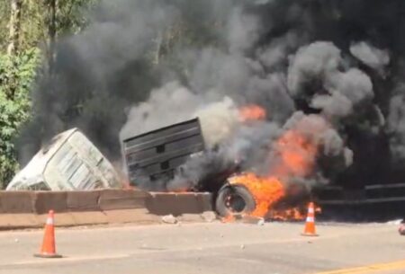 Motociclista morre carbonizado após acidente na BR-040; carreta pegou fogo - Foto: Reprodução/Redes Sociais