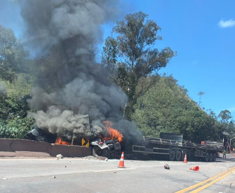 Acidente com moto e carreta deixa morto e interdita BR-040, em Itabirito - Foto: Reprodução/Redes Sociais