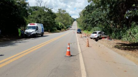 Acidente frontal entre carro e caminhão deixa morto na BR-262, em MG - Foto: Divulgação/CBMMG