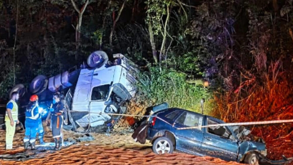 Três morrem em acidente entre carro e bitrem na BR-262, em Moema - Foto: Divulgação/CBMMG