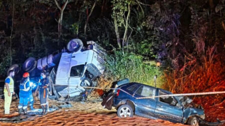 Três morrem em acidente entre carro e bitrem na BR-262, em Moema - Foto: Divulgação/CBMMG