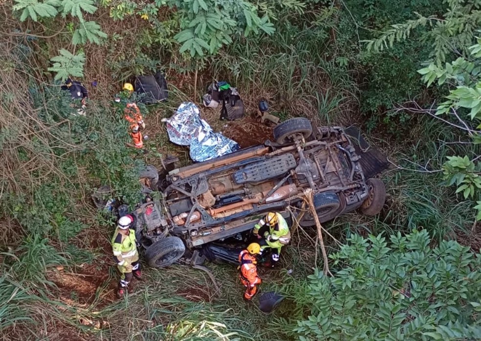 Motorista morre após carro cair de ponte de 30 metros na BR-262, em MG