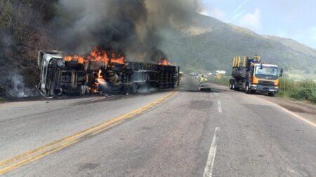Duas pessoas ficam feridas após carreta tombar e pegar fogo na BR-381, em Caeté - Foto: Divulgação/CBMMG