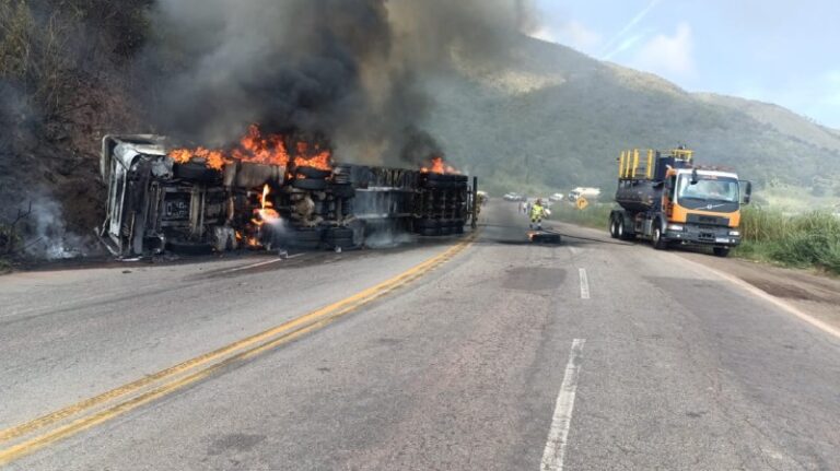 Duas pessoas ficam feridas após carreta tombar e pegar fogo na BR-381, em Caeté - Foto: Divulgação/CBMMG