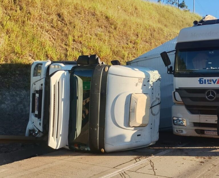 Carreta com maconha tomba após acidente na BR-381, em Caeté - Foto: Reprodução/Redes Sociais