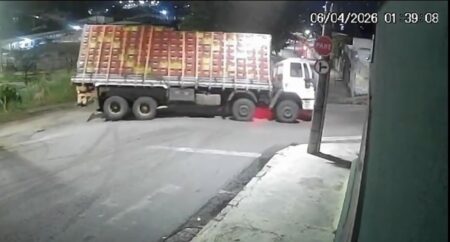 Caminhão com carga de laranjas tomba e interdita rua em BH Caminhão com carga de laranjas tomba e interdita vias em BH - Foto: Reprodução/Câmera de segurança