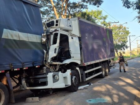 Motorista fica preso às ferragens após acidente entre caminhões em Alfenas - Foto: Divulgação/CBMMG