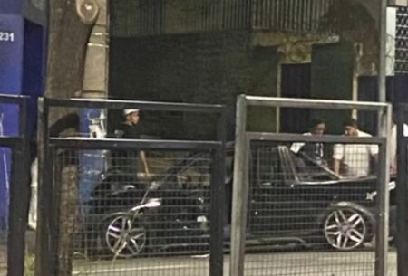 Carro bate em poste e fica destruído na Avenida Pedro II, em BH - Foto: Reprodução/Redes Sociais