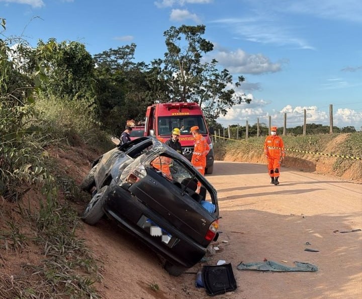 Capotamento de carro deixa mulher morta e três feridos em MG - Foto: Divulgação/CBMMG