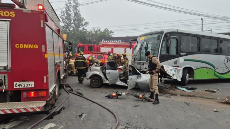 Acidente entre ônibus e carro deixa motorista preso às ferragens em Juiz de Fora Acidente entre ônibus e carro deixa motorista preso às ferragens em Juiz de Fora - Foto: Divulgação/CBMMG