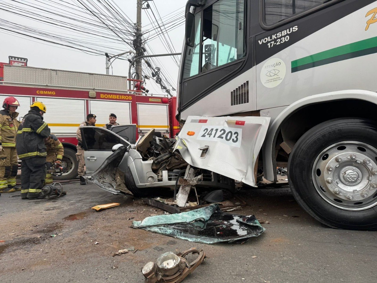 Acidente entre ônibus e carro deixa motorista preso às ferragens em Juiz de Fora 1 Acidente entre ônibus e carro deixa motorista preso às ferragens em Juiz de Fora - Foto: Divulgação/CBMMG