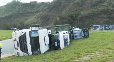 Carreta cegonheira se envolve em acidente na BR-040, em BH - Foto: Reprodução/TV Globo