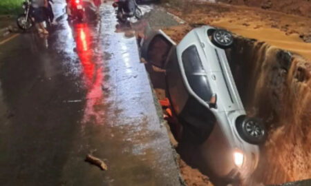 Carro cai em cratera de rua em obras durante chuva em Juiz de Fora Carro cai em cratera de rua em obras durante chuvas de Páscoa em Juiz de Fora - Foto: Reprodução