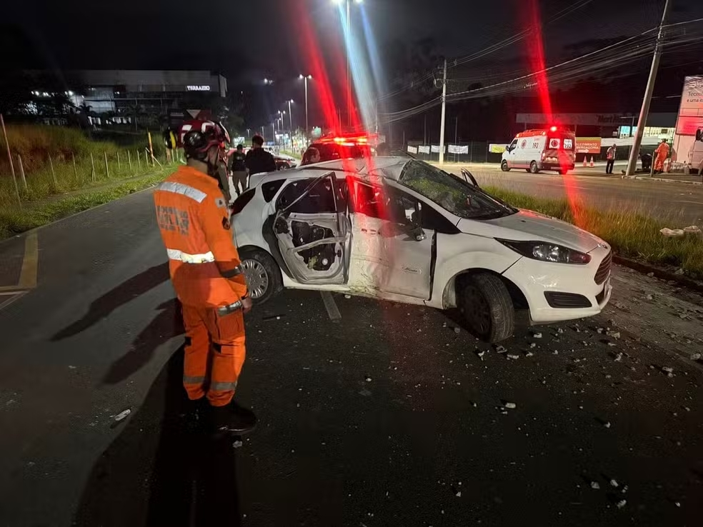Homem morre após ser arremessado de carro em acidente em Juiz de Fora - Foto: Divugação/Corpo de Bombeiros